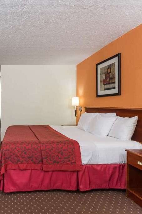 Hotel Days Inn & Suites by Wyndham Bloomington/Normal IL photo 1