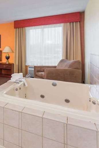 Hotel Days Inn & Suites by Wyndham Bloomington/Normal IL photo 5