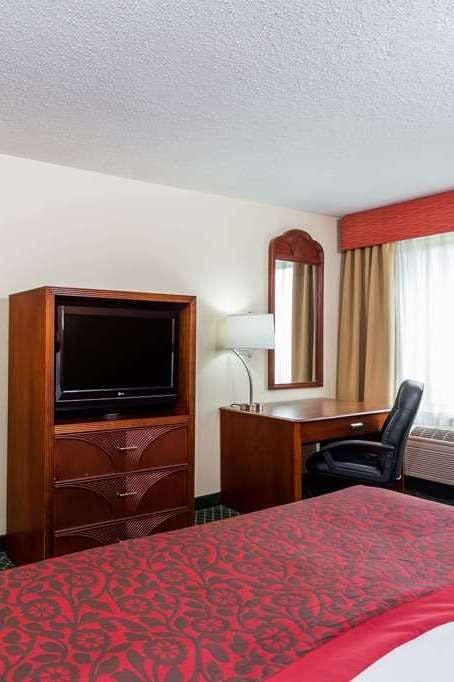 Hotel Days Inn & Suites by Wyndham Bloomington/Normal IL photo 3