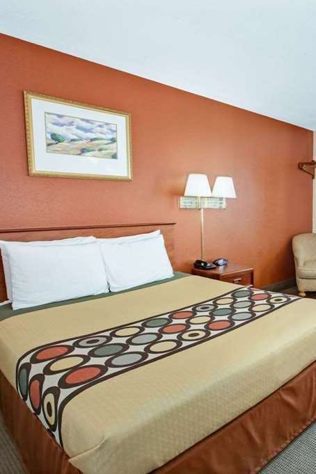 Hotel Super 8 by Wyndham Crystal Lake photo 1