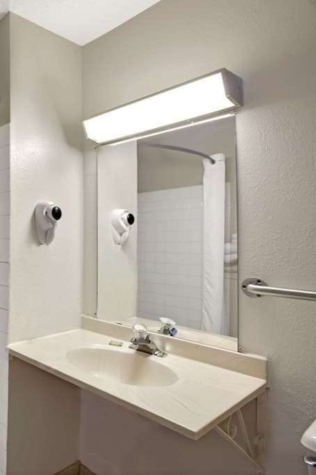 Hotel Super 8 by Wyndham Crystal Lake photo 5