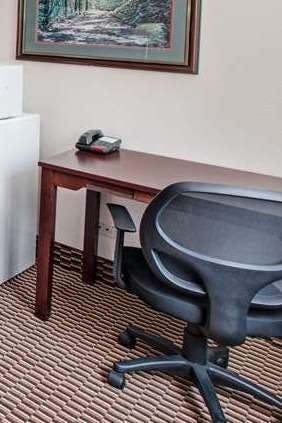 Hotel Super 8 by Wyndham Crystal Lake photo 3