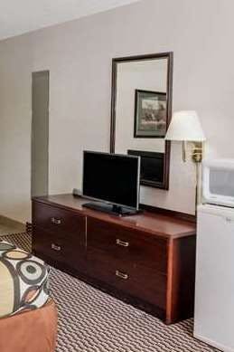 Hotel Super 8 by Wyndham Crystal Lake photo 4