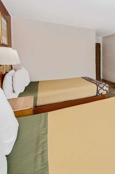 Hotel Super 8 by Wyndham Crystal Lake photo 2