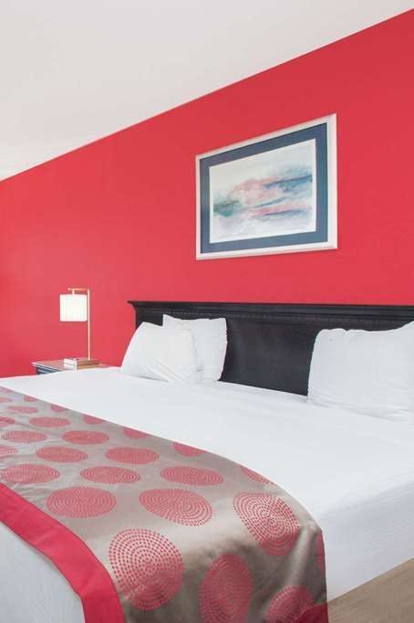 Hotel Ramada Edgewood photo 1