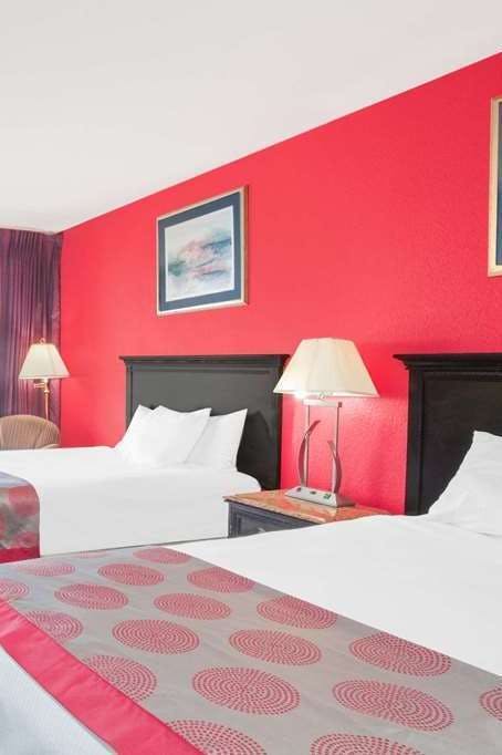 Hotel Ramada Edgewood photo 2