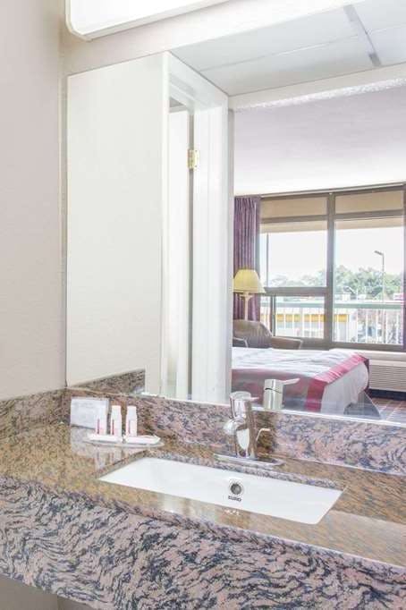 Hotel Ramada Edgewood photo 4