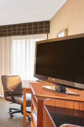 Hotel Ramada by Wyndham Midtown Grand Island photo 3