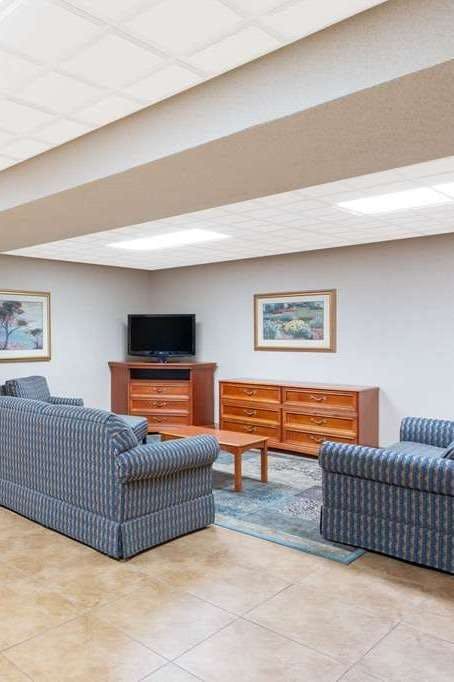 Hotel Ramada by Wyndham Midtown Grand Island photo 5