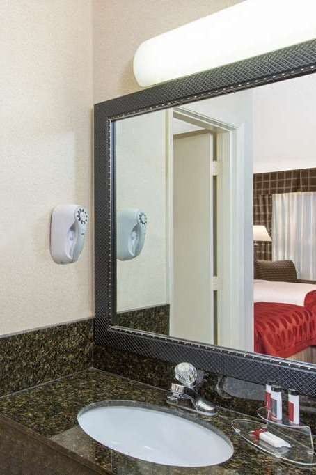 Hotel Ramada by Wyndham Midtown Grand Island photo 4