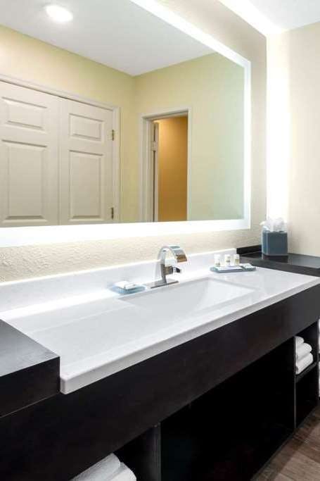 Hotel La Quinta Inn by Wyndham Clearwater Central photo 5