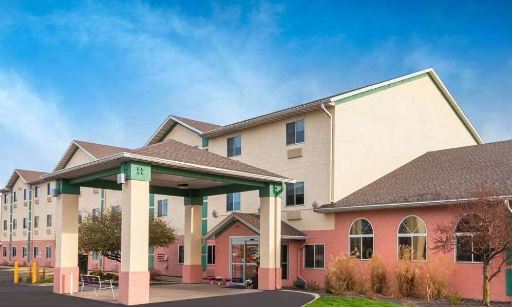 Baymont by Wyndham Galesburg