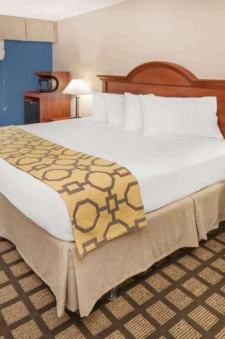 Hotel Baymont by Wyndham Galesburg photo 1