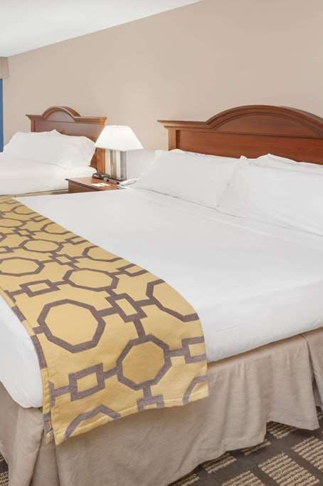 Hotel Baymont by Wyndham Galesburg photo 2