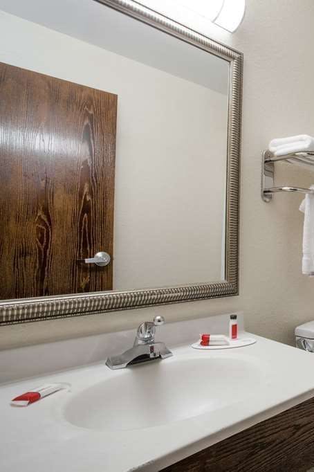 Hotel Super 8 by Wyndham College Park Wash DC Area photo 3