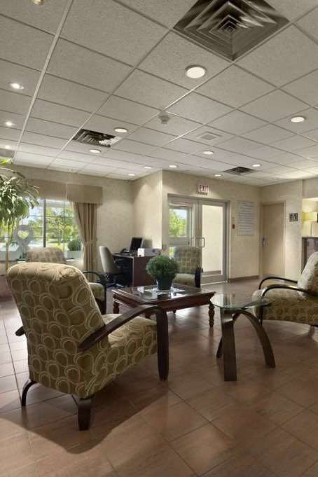 Hotel Ramada by Wyndham Trenton photo 5