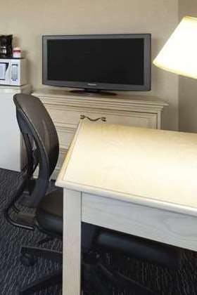 Hotel Ramada by Wyndham Trenton photo 3