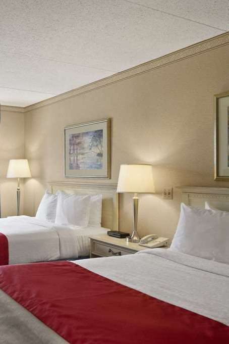 Hotel Ramada by Wyndham Trenton photo 2