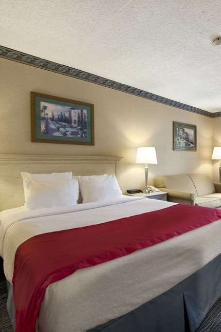 Hotel Ramada by Wyndham Trenton photo 1