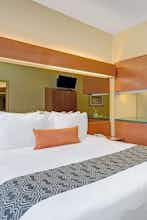 Hotel Microtel Inn & Suites by Wyndham Bushnell photo 1