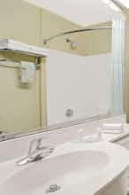 Hotel Microtel Inn & Suites by Wyndham Bushnell photo 3
