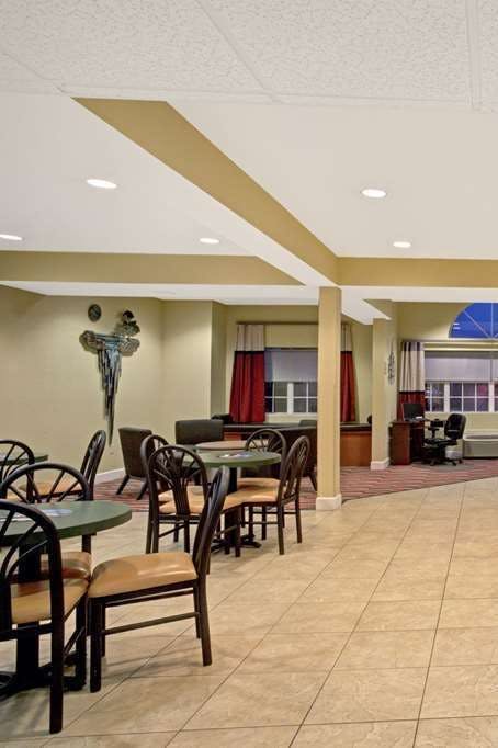 Hotel Microtel Inn & Suites by Wyndham Bushnell photo 5