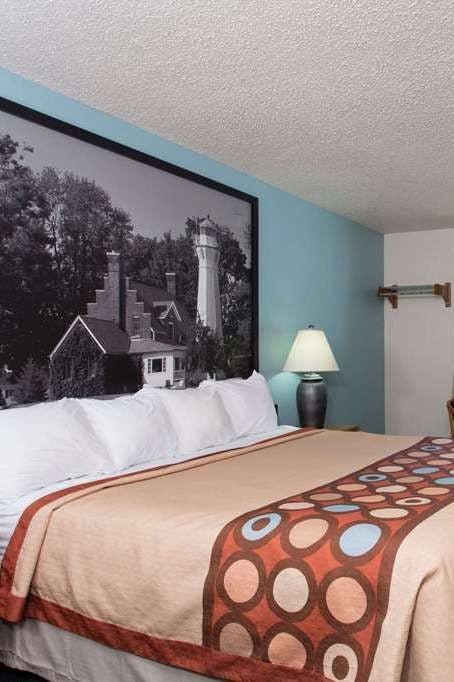 Hotel Super 8 by Wyndham Houghton Lake photo 2