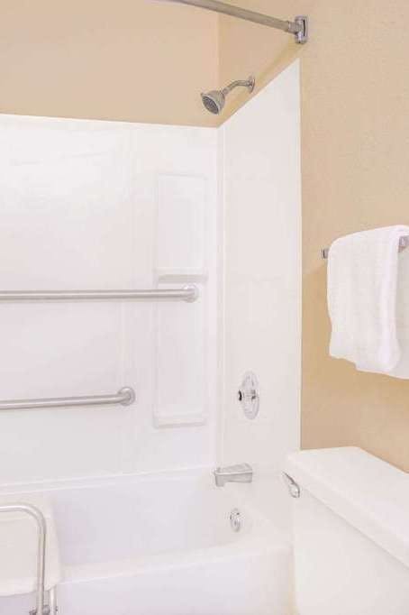 Hotel Days Inn by Wyndham Spartanburg Waccamaw photo 4