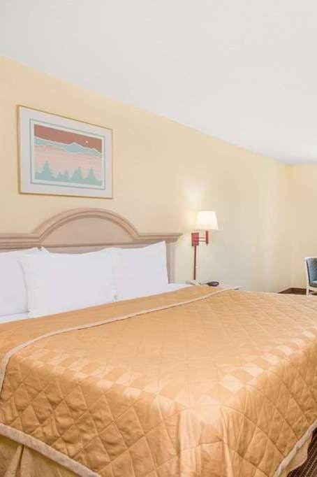 Hotel Days Inn by Wyndham Spartanburg Waccamaw photo 1