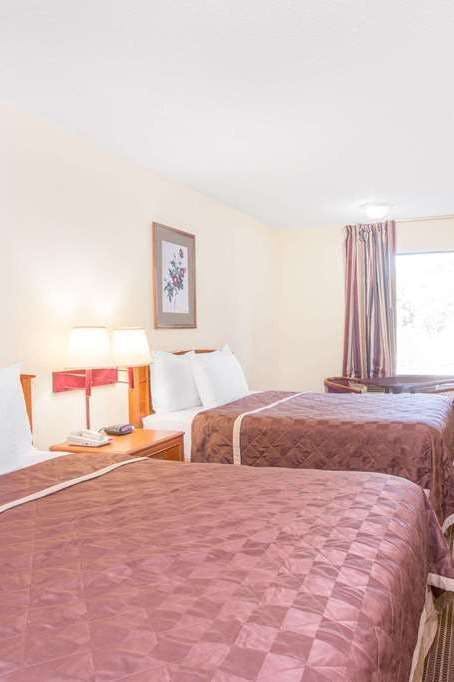 Hotel Days Inn by Wyndham Spartanburg Waccamaw photo 2