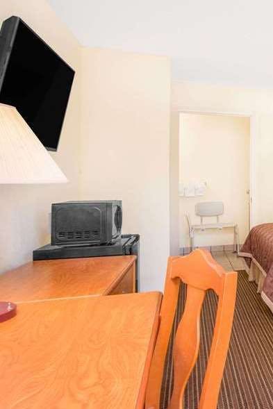 Hotel Days Inn by Wyndham Spartanburg Waccamaw photo 3