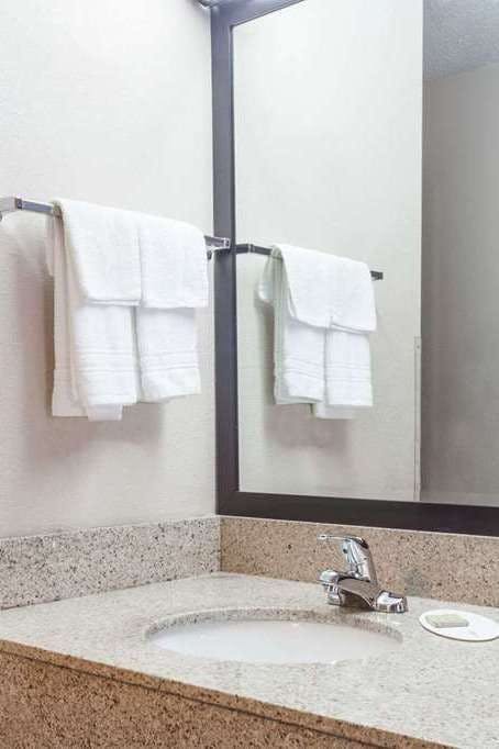 Hotel Super 8 by Wyndham Carrollton photo 3