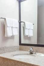 Hotel Super 8 by Wyndham Carrollton photo 3
