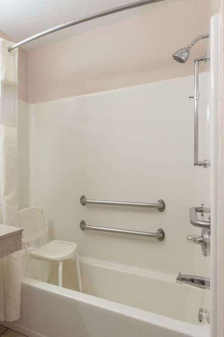 Hotel Super 8 by Wyndham Carrollton photo 4