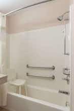 Hotel Super 8 by Wyndham Carrollton photo 4