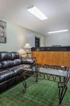 Hotel Super 8 by Wyndham Carrollton photo 5