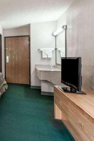 Hotel Super 8 by Wyndham Carrollton photo 2