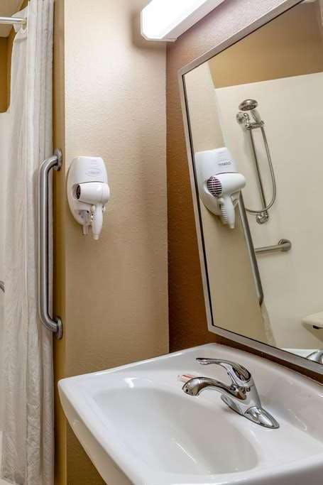 Hotel Microtel Inn & Suites by Wyndham Columbia/At Fort Jackson photo 4