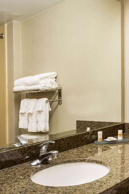 Hotel La Quinta Inn & Suites by Wyndham Islip - MacArthur Airport photo 4