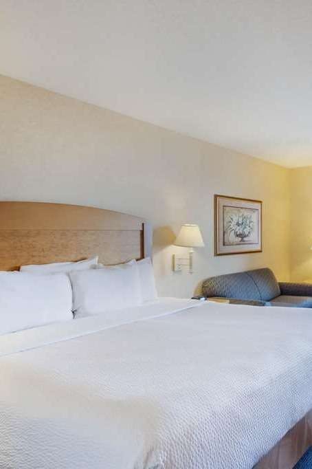 Hotel La Quinta Inn & Suites by Wyndham Islip - MacArthur Airport photo 1