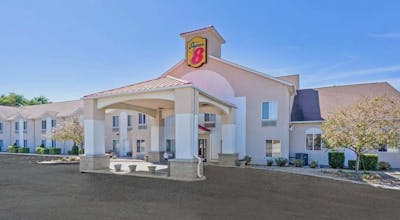 Super 8 by Wyndham Cloverdale IN