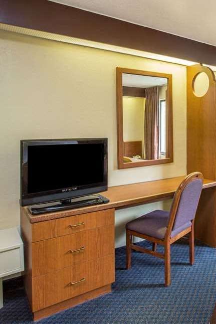 Hotel Travelodge by Wyndham Fort Myers Airport photo 3