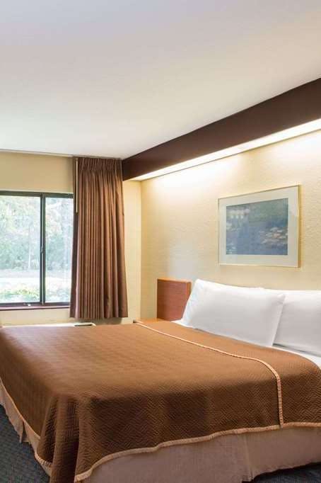 Hotel Travelodge by Wyndham Fort Myers Airport photo 1