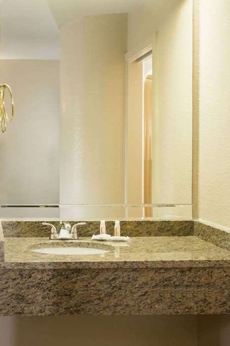 Hotel Travelodge by Wyndham Fort Myers Airport photo 4