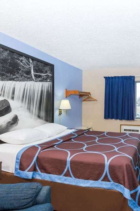 Hotel Super 8 by Wyndham Manhattan KS photo 1