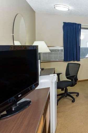 Hotel Super 8 by Wyndham Manhattan KS photo 3