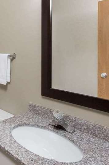 Hotel Super 8 by Wyndham Manhattan KS photo 4