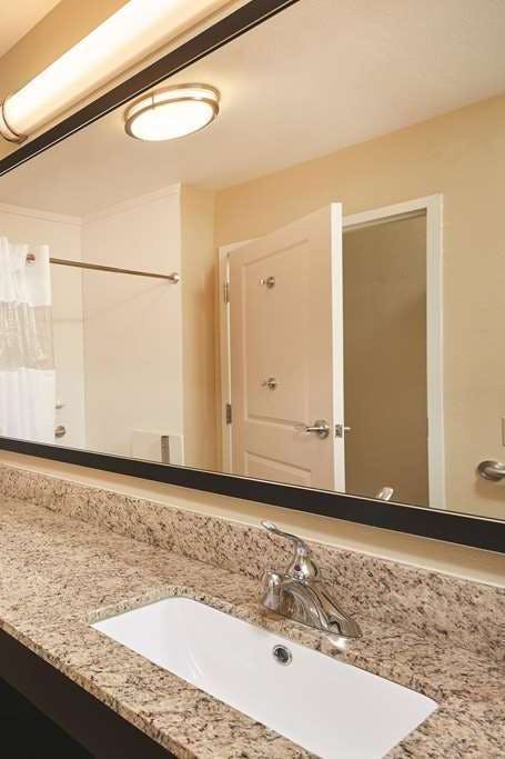 Hotel La Quinta Inn & Suites by Wyndham Carlsbad photo 4