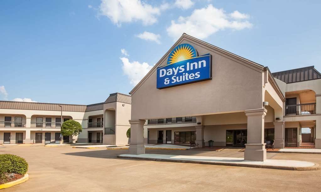 Days Inn & Suites by Wyndham Tyler