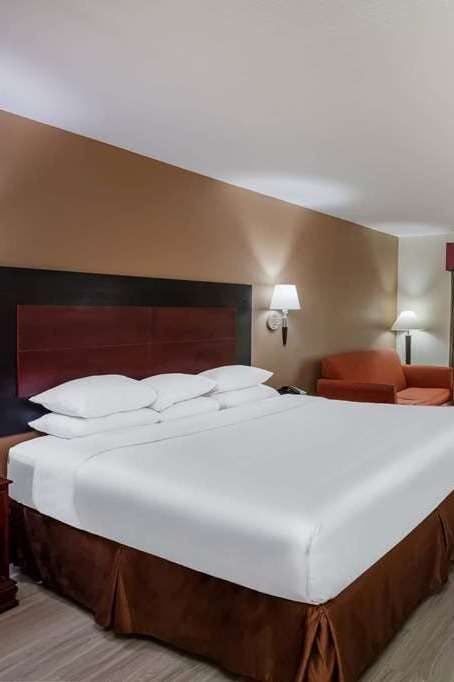 Hotel Days Inn & Suites by Wyndham Tyler photo 1